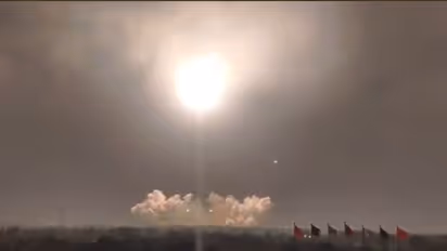 Fact Check: आसमान में चमक रहे 'सूरज' को देखने क्यों जुटी भीड़, वीडियो शेयर करने से पहले जानिए पूरा सच