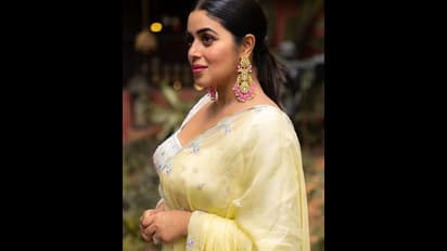 Poorna Hot : வழவழப்பான கிளாமர் உடையில்... சும்மா கும்முனு இருக்கும் பூர்ணா! - தெறிக்கவிடும் ஹாட் போட்டோஸ்