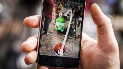 डकैतों को पकड़ने के बजाय Mobile पर गेम खेलने में मशगूल दो पुलिस अधिकारियों को नौकरी से धोना पड़ा हाथ