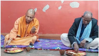 UP Assembly Election 2022: దళితుడి ఇంటిలో యూపీ సీఎం యోగి ఆదిత్యానాథ్ భోజనం.. ‘మా పాలనలో వివక్ష లేదు’