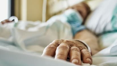 Coronavirus ಪೊಲೀಸ್ರು ಬುದ್ಧಿ ಹೇಳಿದಕ್ಕೆ ಕೊರೋನಾದಿಂದ ಮೃತಪಟ್ಟಿದ್ದ ಹೆತ್ತ ತಾಯಿ ಅಂತ್ಯ ಸಂಸ್ಕಾರಕ್ಕೆ ಬಂದ ಪುತ್ರಿ