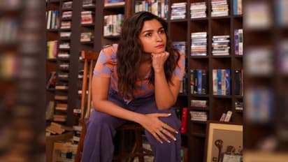 किताबों के बीच Alia Bhatt गहरी चिंतन में आईं नजर, क्यूट अदा देख फैंस बोले- इतना मत सोचो R आपका ही है