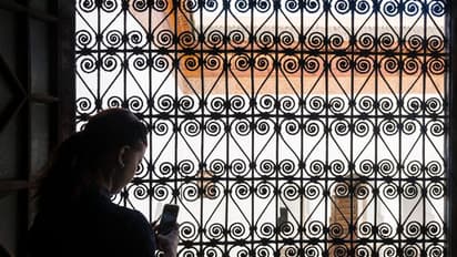 Sex for Grades : നല്ല മാര്ക്ക് കിട്ടാന് സെക്സ്, വിദ്യാര്ത്ഥിനിയോട് ശരീരം ചോദിച്ച അധ്യാപകന് കുടുങ്ങി