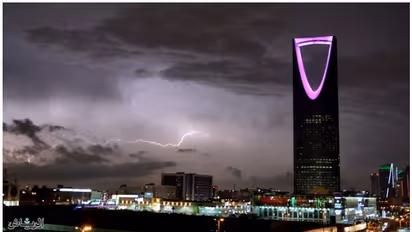 Rain in Saudi : സൗദിയില് മഴയും പ്രളയവും, മക്കയില് മഴവെള്ളപ്പാച്ചിലില് കുടുങ്ങിയവരെ രക്ഷപ്പെടുത്തി