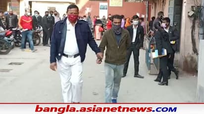 চলন্ত ট্রেনেই অভিযান রাজস্ব দপ্তরের গোয়েন্দাদের, প্রায় ৫০ লক্ষ টাকার সোনার বিস্কুট সহ ধৃত ১