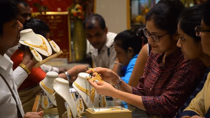 Gold Price Today-নতুন বছরের আরও একটি নতুন মাস, জারি বিয়ের মরশুমও, এদিকে সোনার দামে ঘটল নামমাত্র পতন