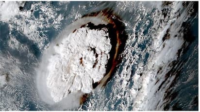 समुद्र के अंदर फटा ज्वालामुखी, सेकंडों में तबाह हो गए घर, पश्चिमी अमेरिका से जापान तक सुनामी की चेतावनी