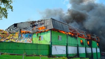 മലമ്പുഴ ആശുപത്രി മാലിന്യ പ്ലാൻ്റിലെ തീ അണയ്ക്കാനായില്ല, കത്തി തീരും വരെ കാക്കണമെന്ന് ഫയർഫോഴ്സ്