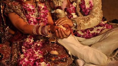 மாமியாரை மடக்க நினைத்து ஓயாமல் பாலியல் சீண்டல்! வெந்நீரில் மிளகாய் பொடி கலந்து மருமகன் கொலை!தாலியை அறுத்த மகள்