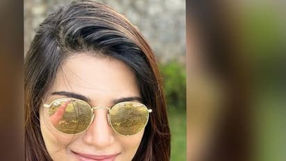 Aathmika : உடலோடு ஒட்டி இருக்கும் கருப்பு நிற டைட் உடையில்... ஓப்பனாக தொடை அழகை காட்டி அதகளம் பண்ணும் ஆத்மிகா