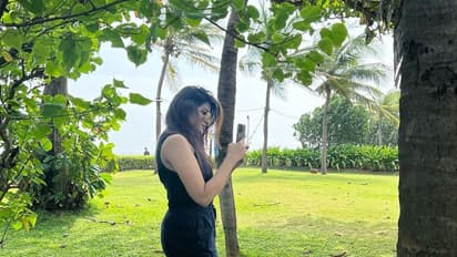 Aathmika hot : பாவம் ..சட்டை போட நேரமில்லை..குத்தவச்ச போஸில் சும்மா நச்சுனு இருக்கும் ஆத்மீகா..