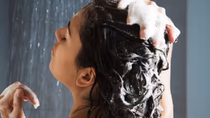 চুল ভালো রাখতে নিয়মিত হেয়ার ডিটক্স করুন, রইল কয়টি ঘরোয়া টোটকার হদিশ