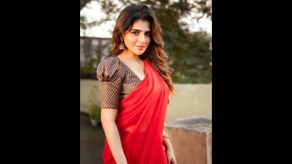 Iswarya menon : மெல்லிய சேலையில்... சிக்கென இருக்கும் இடையை காட்டி இளம் நெஞ்சங்களை இம்சிக்கும் ஐஸ்வர்யா மேனன்