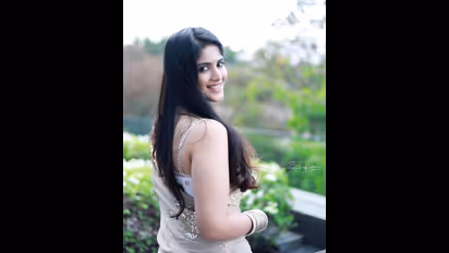 Megha Akash Photos : சேலையில் கும்முனு குண்டு மல்லி போல் போஸ் கொடுத்த மேகா ஆகாஷ்... கிக் ஏற்றும் ஹாட் போட்டோஸ்
