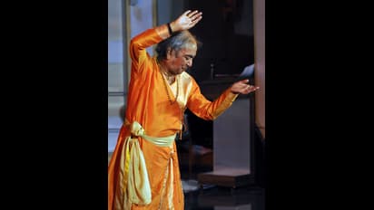 চিরনিদ্রায় কত্থক সম্রাট, গুরু বিরজু মহারাজের প্রয়াণে শোকজ্ঞাপনে শিল্পীমহল