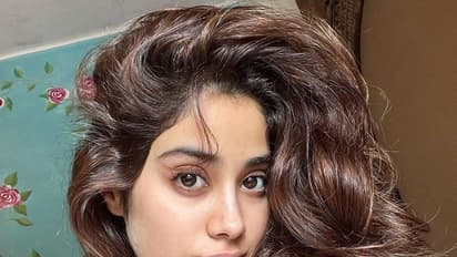 Janhvi Kapoor hot : அச்சசோ..ட்ரான்ஸ்ப்ரண்ட் பிகினியில் ஸ்ரீதேவியின் மகள்..