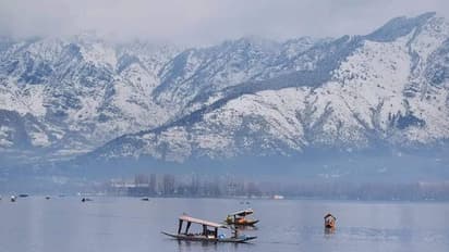 Heavy snow in Kashmir:  മഞ്ഞില്‍ പുതഞ്ഞ് കശ്മീര്‍; സഞ്ചാരികളെ സ്വാഗതം ചെയ്ത് ദാല്‍ തടാകം
