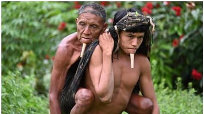 വാക്സിൻ എടുക്കാൻ അച്ഛനെ ചുമന്ന്‌ മകൻ നടന്നത്‌ ആറ് മണിക്കൂറോളം; വെെറലായി ചിത്രം