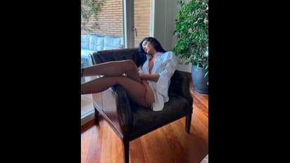 Viral Photoshoot: উন্মুক্ত পিঠে নেটপাড়ায় ভাইরাল বিটাউন কন্যা এষা, বক্ষবিভাজিকায় ঝড় সেক্সিমাম্মা পুজার