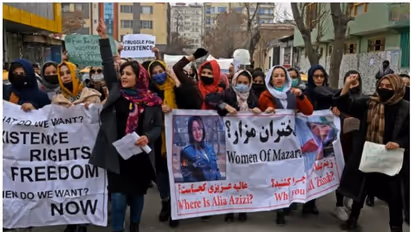 Taliban attacks woman : സമരം ചെയ്ത വനിതകള്ക്ക് നേരെ കുരുമുളക് സ്പ്രേ ചെയ്ത് താലിബാന്