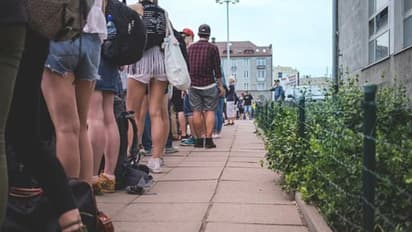 പണം നൽകൂ വരി നിൽക്കാം, കാല് കുഴയും വരെ ക്യൂ നിന്ന് ഫ്രെഡി സമ്പാദിക്കുന്നത് ദിവസം 16000 രൂപ