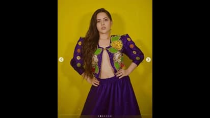 Urfi Javed Hot Photos : বুকচেরা পোশাক উন্মুক্ত নাভি, 'অন্তর্বাস' ছাড়াই শরীর দেখাতে ব্যস্ত উরফি