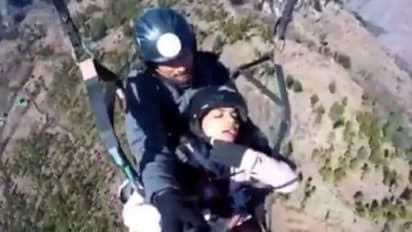 Viral Video: 'അയ്യോ എന്നെ ഒന്ന് താഴെയിറക്കൂ'; കണ്ണടച്ച് പാരാഗ്ലൈഡിങ്ങ് ചെയ്യുന്ന യുവതി; വീഡിയോ വൈറല്