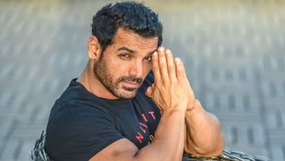 John Abraham : সেলফি তোলার আবদারেই সপাটে চড়, মেজাজ হারিয়ে ধাক্কা মারতেও পিছপা হননি জন আব্রাহাম