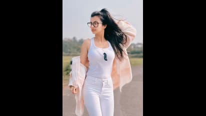 Viral Monami Ghosh: ক্যান্ডিট লুকে বোল্ড আউট, মনামীর নয়া পোজে ঝড় উঠল নেট দুনিয়ায়