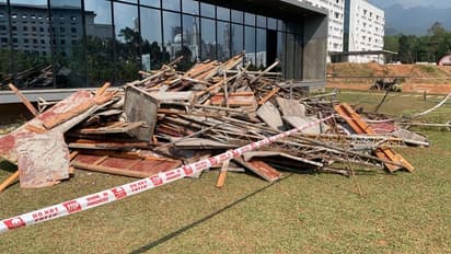 ఢిల్లీలో కుప్పకూలిన భవనం:ఇద్దరు కార్మికుల మృతి