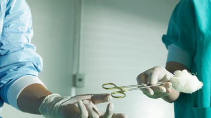 വയറ്റില് കത്രിക മറന്നുവച്ച സംഭവം; യുവതിയുടെ ഭര്ത്താവിനെതിരെ പ്രതികാര നടപടിയുമായി മെഡിക്കല് കോളേജ്