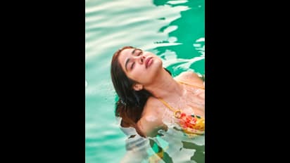 Janhvi Kapoor hot : அச்சசோ.. கொஞ்சம் மிஸ் ஆனாலும்...பிகினி உடையில் சுவர் ஒட்டில் அமர்ந்திருக்கும் ஜான்வி கபூர்
