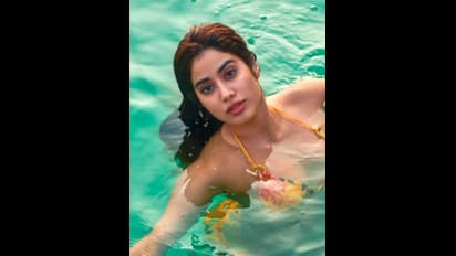 Janhvi Kapoor Outfit Cost: গোলাপী মেস সুইমিং স্যুটে বোল্ড জাহ্নবী, জানেন এর দাম কত