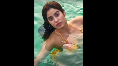 Vital Janhvi Kapoor: সেলফি না জুতোর কালেকশন, জাহ্নবীর অন্দরমহলের ছবি ফাঁস