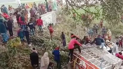 बिहार में गजब नजारा: मुर्गों से भरी गाड़ी पलटी! लोगों ने मचा दी लूटमार; 5 मिनट में लूटे 300 मुर्गे-मुर्गियां