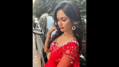 Bigg Boss Ariyana: రెడ్ చోళీ లెహంగాలో నాభీ చూపిస్తూ బిగ్ బాస్ అరియానా కిరాక్ ఫోజులు... వైరల్ గా హాట్ ఫోటో షూట్