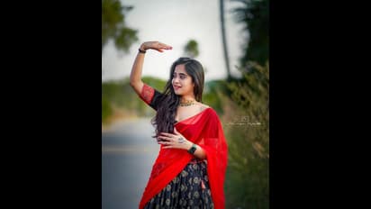 కొంగు జార్చుతూ దీప్తి సునైనా టెంప్టింగ్ ఫోజులు.. క్యూట్ అండ్ హాట్ స్టిల్స్ చూసేయండి