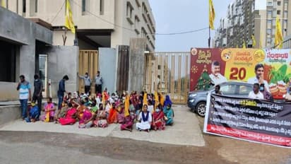 నారా లోకేష్ పీఏ లైంగిక వేధింపులు... టిడిపి కార్యాలయం వద్ద మహిళా నేతల ఆందోళన