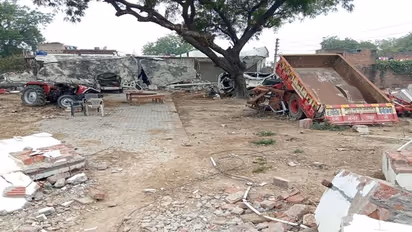 Special Story: विकास दुबे की कोठी पर लगा झंडा देख होती थी वोटिंग, एनकाउंटर के बाद आया बिकरू गांव में लोकतंत्र