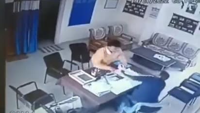 Shocking Video: অধ্যক্ষ-অধ্যাপকের হাতাহাতি, সরকারি কলেজের সিসিটিভি ফুটেজ দেখে অবাক নেটদুনিয়া
