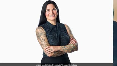 కంపెనీ హెడ్ షాట్ లో.. టాటూలను చూపిస్తూ మహిళ ఫోటోలు.. వైరల్..!