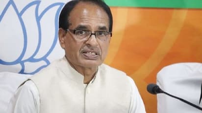 गजब मध्य प्रदेश: उमा भारती शराब बंद कराने पर अड़ीं, इधर CM शिवराज ने सस्ती कर दी दारू..होम बार को भी दी मंजूरी