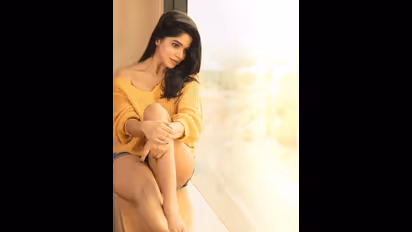 Divya bharathi hot : உடலை நெருக்கமாக தழுவிய உடையில் திவ்யபாரதி ..தச்சு போட்டாதா?..போட்டு தச்சதா?