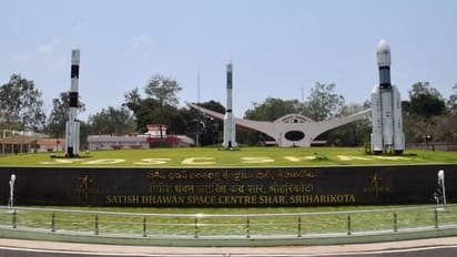 கொரோனா பிடியில் சிக்கிய விண்வெளி ஆராய்ச்சி மையம்... 357 பேருக்கு தொற்று!!