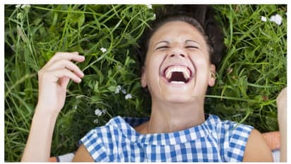 Laughter mantra: மன அழுத்தம் இன்றி பாஸிட்டிவாக வாழ 'சிரிப்பு மந்திரம்'...காலையில் புத்துணர்ச்சியுடன் இருங்கள்!