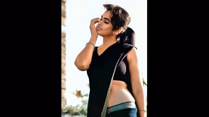 Ramya Pandian Hot : மாடர்ன் கவுனில் கும்முனு போஸ் கொடுத்து... ரசிகர்களை கம்முனு ஆக்கிய ரம்யா பாண்டியன்