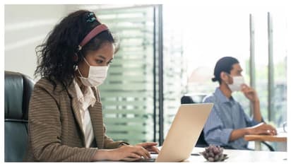 হিংসুটে সহকর্মীর সঙ্গে মানিয়ে চলা কঠিন হয়ে দাঁড়িয়েছে, জেনে নিন কী করবেন