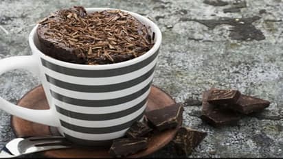 Food Tips: बच्चों का केक खाने का है मन, तो इस तरह 5 मिनट में कप में बनाएं मार्केट जैसी Chocolate Brownie