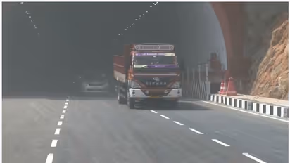 ಕಾರವಾರ:  ಪ್ರವಾಸಿಗರಿಗೆ ಹೊಸ ಅನುಭವ ನೀಡುತ್ತಿರುವ ಸುರಂಗ ಮಾರ್ಗ..!