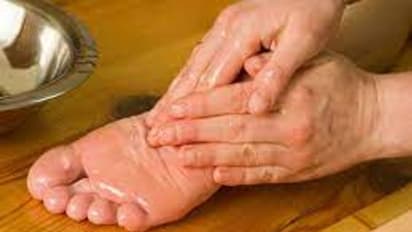 పాదాల నుంచి వచ్చే దుర్వాసనను తగ్గించే అద్భుతమైన ఇంటి చిట్కాలు ఇవే!